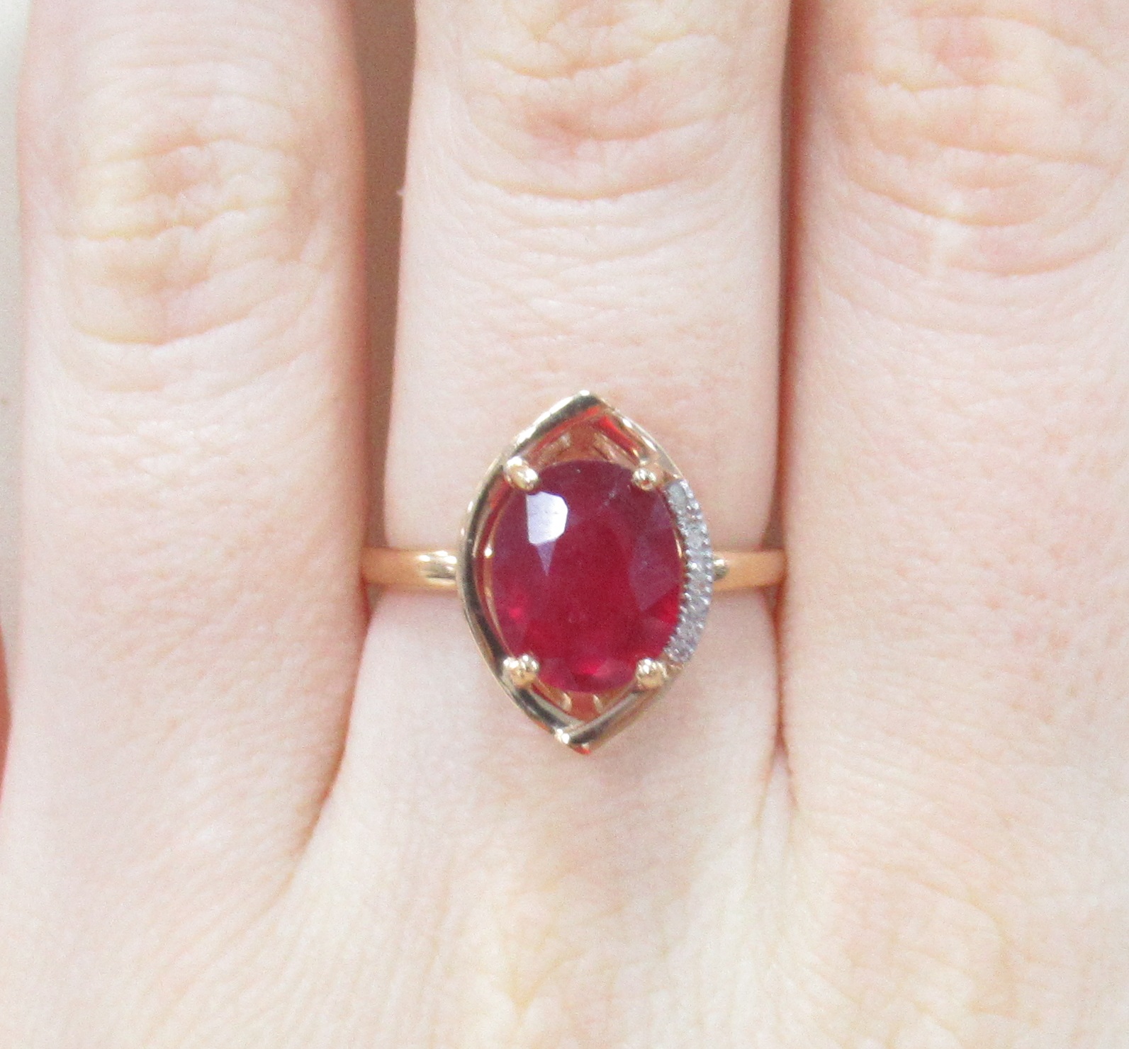 Серебряное кольцо 925 пробы; вставки 1 Рубин 3,872 F/2; 8 Бр.Кр-17 0,029 2/3